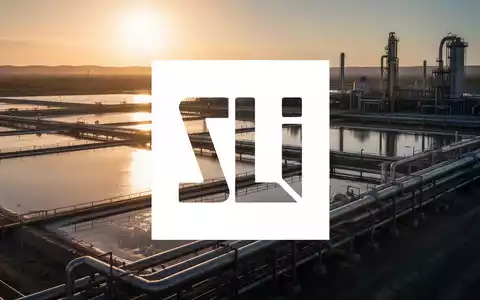 Moderne Lithium-Extraktionsanlage bei Sonnenuntergang mit Fokus auf Verdunstungsbecken und industrielle Infrastruktur. - Foto: über boerse-global.de