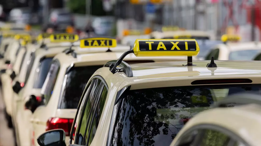 Die Taxibranche kämpft seit Jahren gegen den Wettbewerb durch Mietwagenplattformen wie Uber oder Bolt. (Archivbild) - Bild: Rolf Vennenbernd/dpa