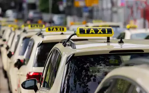 Die Taxibranche kämpft seit Jahren gegen den Wettbewerb durch Mietwagenplattformen wie Uber oder Bolt. (Archivbild) - Foto: Rolf Vennenbernd/dpa