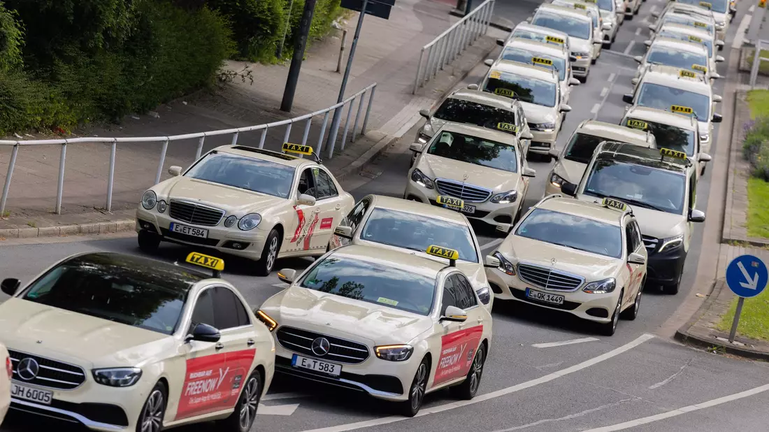 Die Taxibranche fordert Mindestpreise für die Mietwagenplattformen. (Archivbild) - Bild: Rolf Vennenbernd/dpa