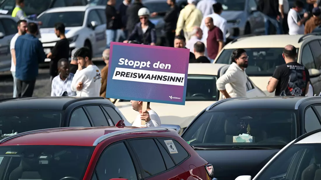 Die Mietwagenplattformen halten Mindestpreise für nicht rechtens - es laufen verschiedene Klagen. (Archivbild) - Bild: Federico Gambarini/dpa