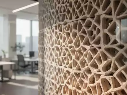 Innovative 3D-gedruckte Keramikwand mit komplexer TPMS-Geometrie zur energieeffizienten Kühlung in einem modernen Büro. - Foto: über boerse-global.de