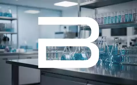 Moderne Laborumgebung mit blauer Beleuchtung und Glasgefäßen als Symbol für Biotechnologie und finanzielle Strategie. - Foto: über boerse-global.de
