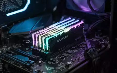 Nahaufnahme von leuchtenden RAM-Riegeln auf einem Mainboard in einem Gaming-PC. - Foto: über boerse-global.de