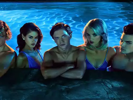 Stylish, stylisher, «The Shards»: Graham Campbell als Thom (links nach rechts), Kaia Gerber als Susan, Igby Rigney als Bret, Hayes Warner als Debbie und Homer Gere als Robert in einer Pool-Szene der neuen Serie «The Shards». Sie startet am 6.8. auf Disney+. - Foto: Pari Dukovic/FX/Disney+/dpa