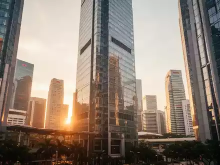 Moderne Bürogebäude im Finanzviertel von Singapur bei Sonnenuntergang. - Foto: über boerse-global.de