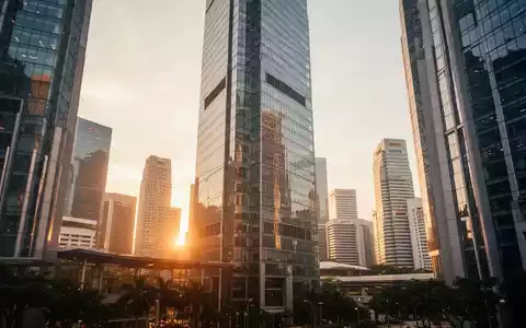 Moderne Bürogebäude im Finanzviertel von Singapur bei Sonnenuntergang. - Foto: über boerse-global.de