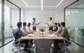 Professionelles Team in einem modernen Konferenzraum während einer strategischen Klausurtagung. - Foto: über boerse-global.de