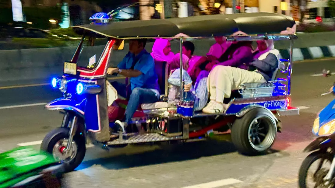 Für Touristen aus aller Welt gehört eine Fahrt mit einem knatternden Tuk-Tuk zum Bangkok-Besuch einfach dazu. - Bild: Carola Frentzen/dpa