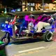 Für Touristen aus aller Welt gehört eine Fahrt mit einem knatternden Tuk-Tuk zum Bangkok-Besuch einfach dazu. - Bild: Carola Frentzen/dpa