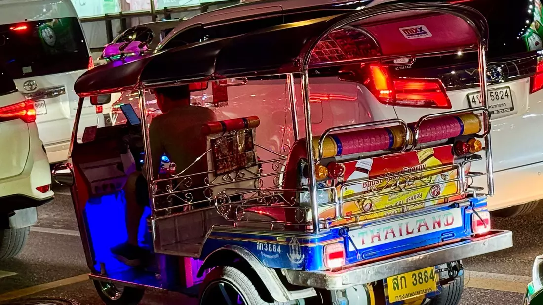 Tuk-Tuks gehören seit Jahrzehnten zum Stadtbild in Thailand. - Bild: Carola Frentzen/dpa
