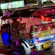 Tuk-Tuks gehören seit Jahrzehnten zum Stadtbild in Thailand. - Bild: Carola Frentzen/dpa