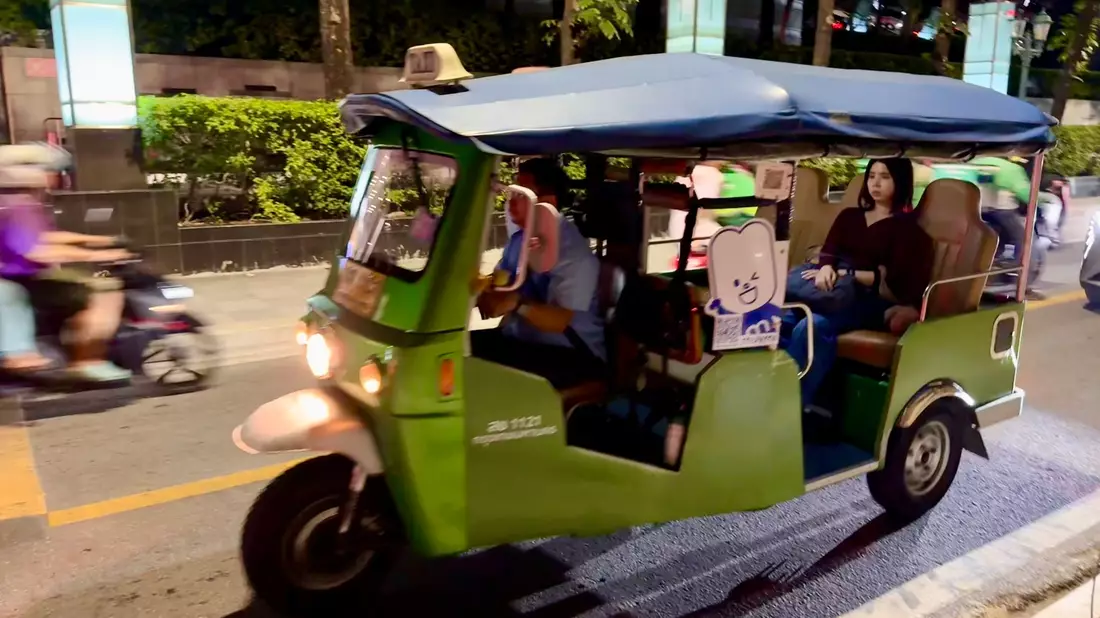 Immer mehr moderne Elektro-Tuk-Tuks fahren durch die Stadt. - Bild: Carola Frentzen/dpa