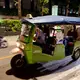 Immer mehr moderne Elektro-Tuk-Tuks fahren durch die Stadt. - Bild: Carola Frentzen/dpa
