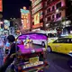Viele Tuk-Tuks sind abends grell beleuchtet und spielen laute Musik. - Bild: Carola Frentzen/dpa