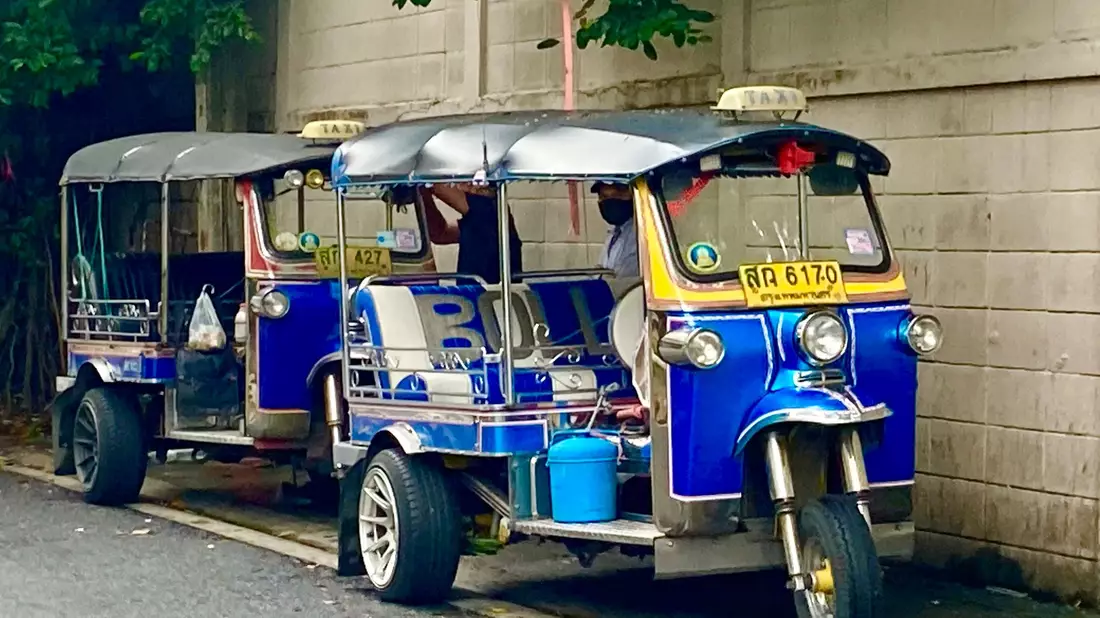 Die Knatterkisten stehen in Bangkok allerorts am Straßenrand. - Bild: Carola Frentzen/dpa