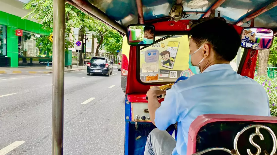 Eine Fahrt durch Bangkok mit dem warmen Fahrtwind im Haar ist eine beliebte Touristenattraktion. - Bild: Carola Frentzen/dpa