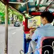 Eine Fahrt durch Bangkok mit dem warmen Fahrtwind im Haar ist eine beliebte Touristenattraktion. - Bild: Carola Frentzen/dpa