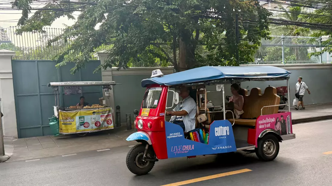 Elektro-Tuk-Tuks können mittlerweile per App gerufen werden. - Bild: Carola Frentzen/dpa