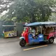Elektro-Tuk-Tuks können mittlerweile per App gerufen werden. - Bild: Carola Frentzen/dpa