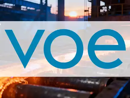 Abstrakte Darstellung einer modernen Industrieanlage mit glühendem Stahl bei Sonnenaufgang. - Foto: über boerse-global.de