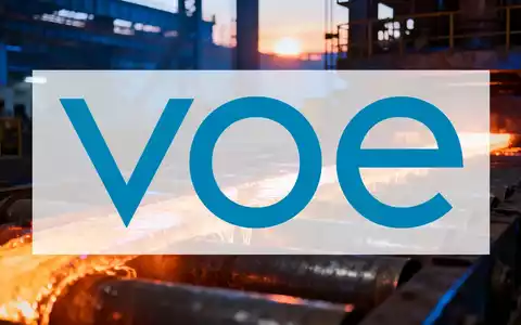 Abstrakte Darstellung einer modernen Industrieanlage mit glühendem Stahl bei Sonnenaufgang. - Foto: über boerse-global.de