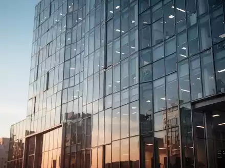 Moderne Glasfassade eines Bürogebäudes bei klarem Himmel als Symbol für den globalen Aktienmarkt. - Foto: über boerse-global.de