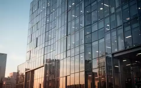Moderne Glasfassade eines Bürogebäudes bei klarem Himmel als Symbol für den globalen Aktienmarkt. - Foto: über boerse-global.de