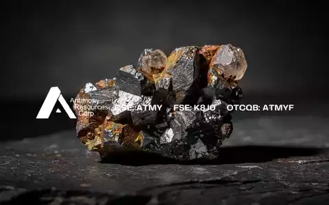 Nahaufnahme eines rohen, kristallinen Mineralgesteins vor einem dunklen, industriellen Hintergrund. - Foto: über boerse-global.de