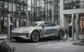 Moderner Hybrid-Dienstwagen an einer Ladestation vor einem Bürogebäude. - Foto: über boerse-global.de