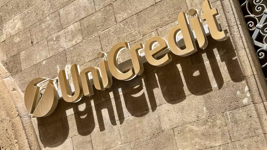 Die italienische Großbank Unicredit ist mit Abstand größter Anteilseigner der Commerzbank und rechnet nach jüngsten Aussagen mit einer baldigen Kontrollübernahme bei dem Frankfurter Institut. (Archivbild) - Bild: Peter Kneffel/dpa