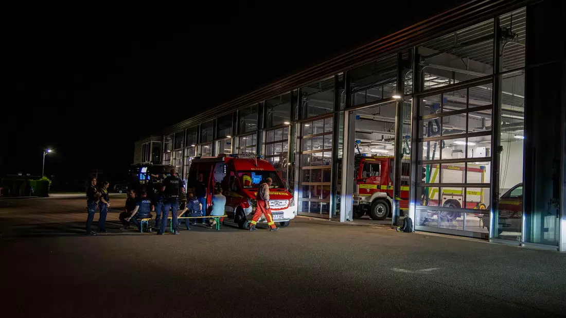 Einsatzkräfte treffen sich vor der Feuerwehrwache in Preetz. - Bild: Frank Molter/dpa