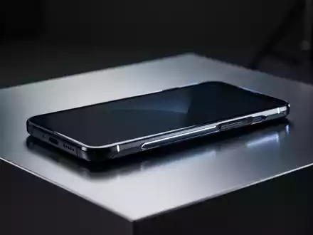 Schlanke, moderne Smartphone-Silhouette auf metallischer Oberfläche, symbolisiert fortschrittliche Mobiltechnologie und Marktstrategie. - Foto: über boerse-global.de