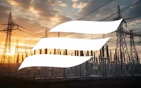 Moderne Hochspannungs-Stromleitungen und ein Umspannwerk bei goldenem Licht als Symbol für Energieinfrastruktur. - Foto: über boerse-global.de