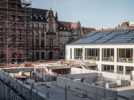 Baustelle an einem öffentlichen Gebäude in einer deutschen Stadt als Symbol für kommunale Investitionen. - Foto: über boerse-global.de