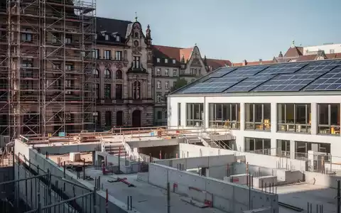 Baustelle an einem öffentlichen Gebäude in einer deutschen Stadt als Symbol für kommunale Investitionen. - Foto: über boerse-global.de