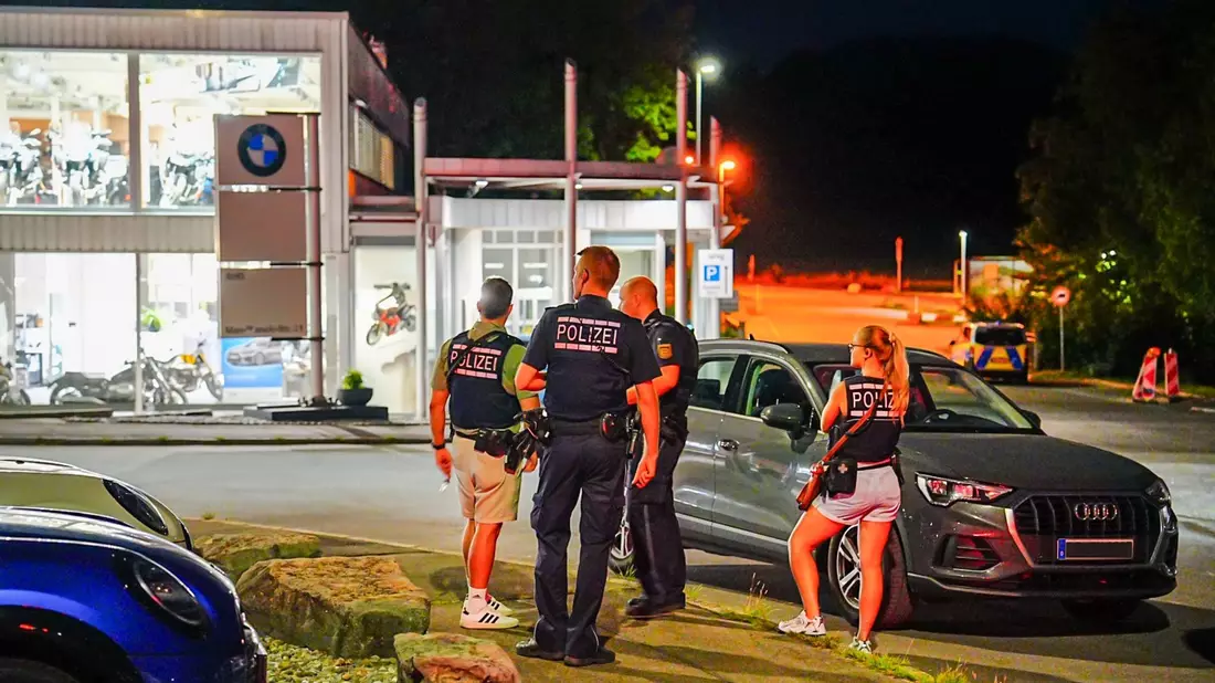 Ermittler der Polizei stehen am Einsatzort. - Bild: Fotoreport-DB/dpa