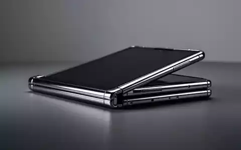 Ein faltbares Smartphone im Buch-Design auf einem dunklen Untergrund mit eleganter Beleuchtung. - Foto: über boerse-global.de