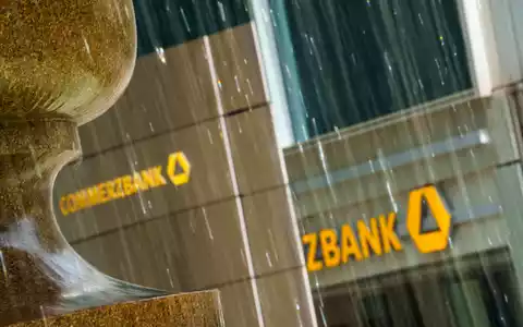 Seit fast zwei Jahren wehrt sich die Commerzbank gegen eine Übernahme. (Archivbild) - Foto: Andreas Arnold/dpa