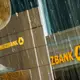 Seit fast zwei Jahren wehrt sich die Commerzbank gegen eine Übernahme. (Archivbild) - Bild: Andreas Arnold/dpa