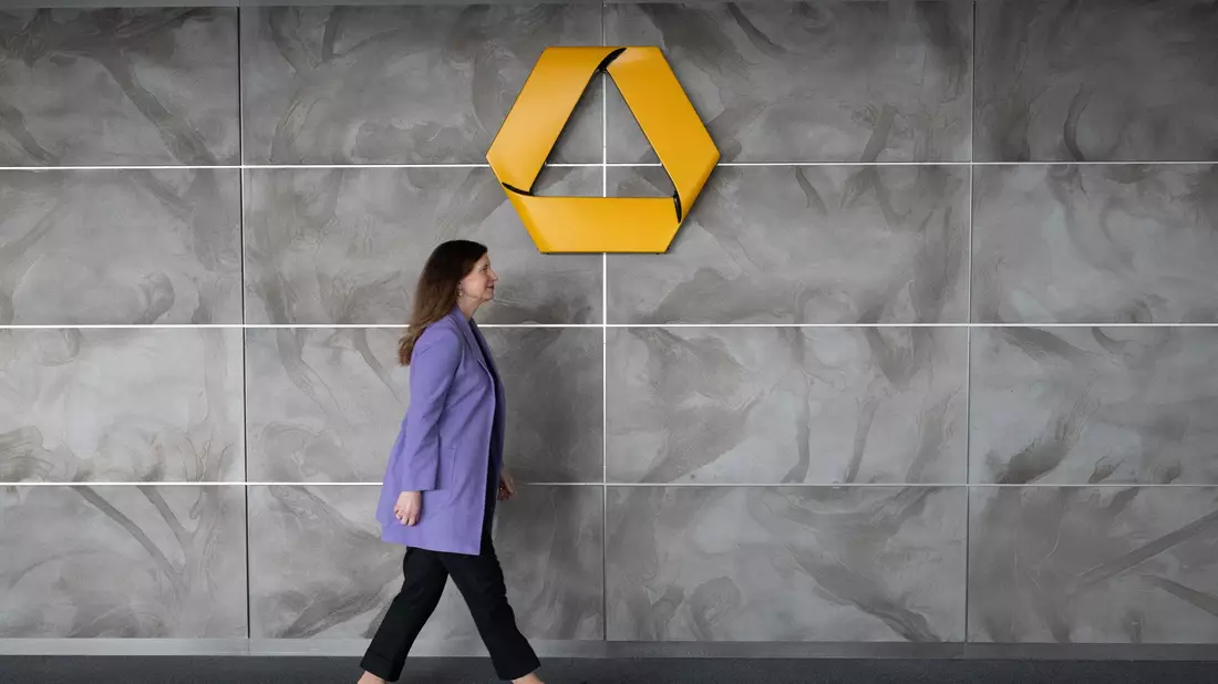 Wollte die Eigenständigkeit der Commerzbank retten und sucht nun das Gespräch mit der Großaktionärin Unicredit für eine gemeinsame Lösung: Commerzbank-Chefin Bettina Orlopp. (Archivbild) - Bild: Boris Roessler/dpa