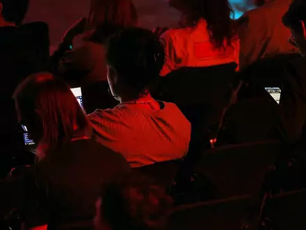 Junge Leute mit Smartphone in der Hand (Archiv) - Foto: via dts Nachrichtenagentur
