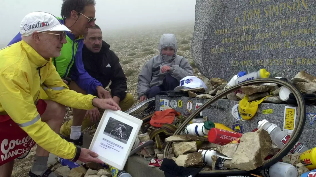 Ein Gedenkstein erinnert an den Tod von Tom Simpson bei der Tour de France. (Archivbild) - Bild: picture alliance / dpa