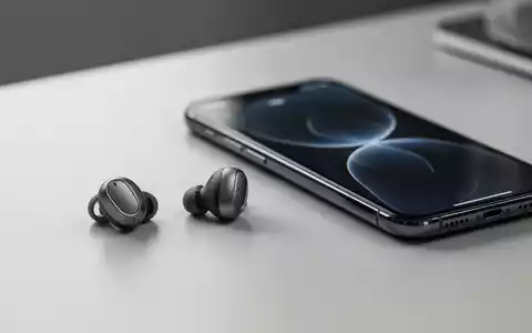 Moderne kabellose Ohrhörer auf einem eleganten Schreibtisch neben einem Smartphone, die die neue Moto Buds iOS-App darstellen. - Foto: über boerse-global.de