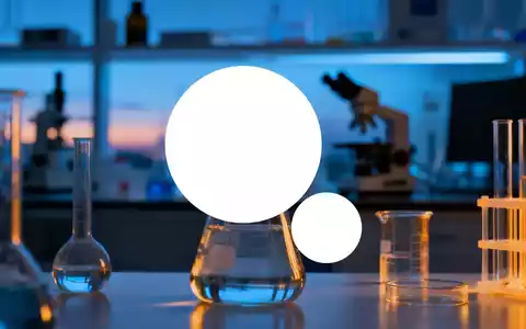 Abstrakte Darstellung eines modernen biotechnologischen Labors bei Dämmerung, symbolisiert die Herausforderungen der Pharmabranche. - Foto: über boerse-global.de