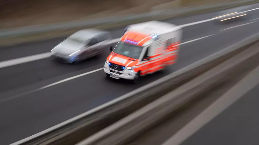Das Auto kam von der A3 ab - und schleuderte auf eine Bahntrasse. (Symbolbild)  - Bild: Julian Stratenschulte/dpa