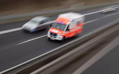 Das Auto kam von der A3 ab - und schleuderte auf eine Bahntrasse. (Symbolbild)  - Foto: Julian Stratenschulte/dpa