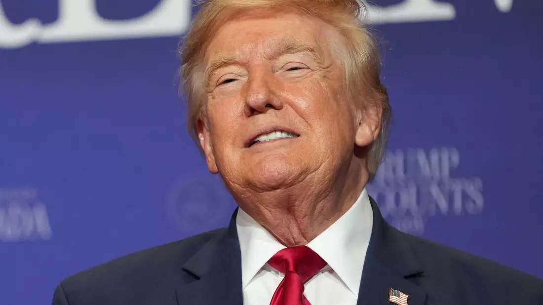 Engpässe im US-Militär bei Waffen und Munition als Folge des Iran-Kriegs? US-Präsident Donald Trump weist diese Bericht zurück und droht allen, die das behaupten, mit langen Haftstrafen. - Bild: Mark Schiefelbein/AP/dpa