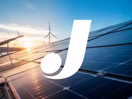 Moderne Solarpaneele in einer industriellen Anlage bei Sonnenuntergang. - Foto: über boerse-global.de