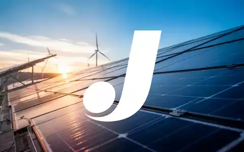 Moderne Solarpaneele in einer industriellen Anlage bei Sonnenuntergang. - Foto: über boerse-global.de